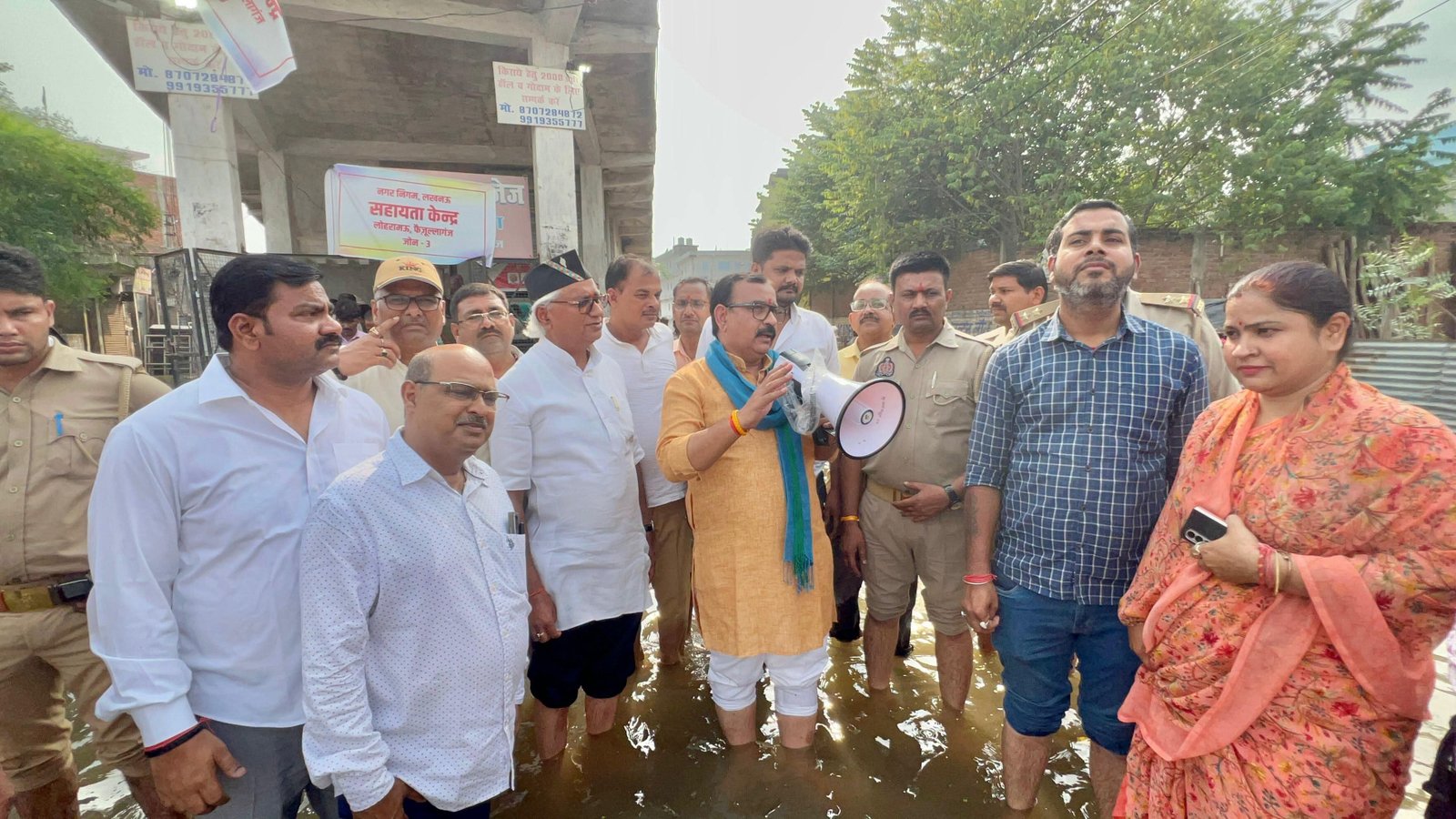 संकट की आठवीं रात भी फैजुल्लागंज के साथ खड़ा राहत अभियान, पीड़ितों तक पहुंची सहायता