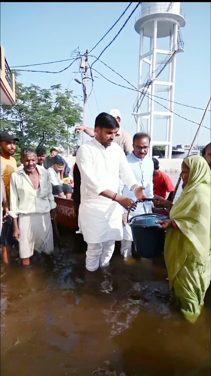 राजधानी लखनऊ के फजुल्लागंज जलभराव के बीच राहत मोर्चे पर उतरे प्रदेश उपाध्यक्ष डॉ. नीरज सिंह