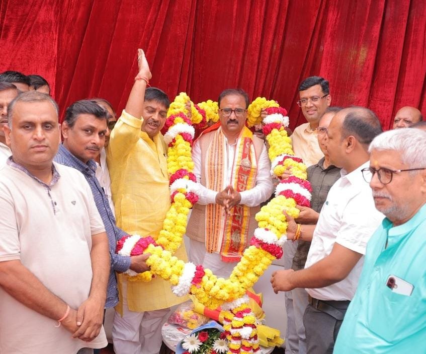 जन्मदिन पर बदली उत्सव की तस्वीर, MLC मुकेश शर्मा पहुंचे उन बुजुर्गों के बीच जहां चाहिए था साथ