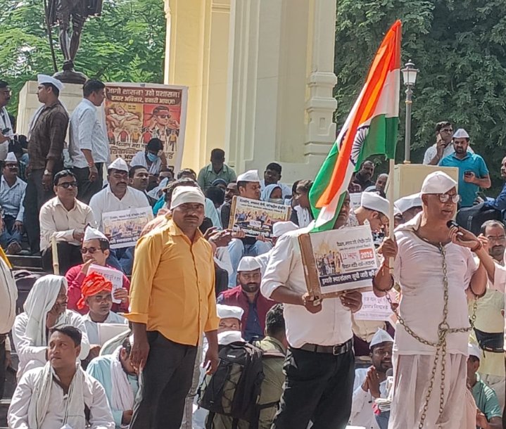 आश्वासनों की फाइलों में कैद दिव्यांग शिक्षकों की पीड़ा! लखनऊ के जीपीओ पर फूटा आक्रोश, आखिर कब जागेगा बेसिक शिक्षा विभाग?