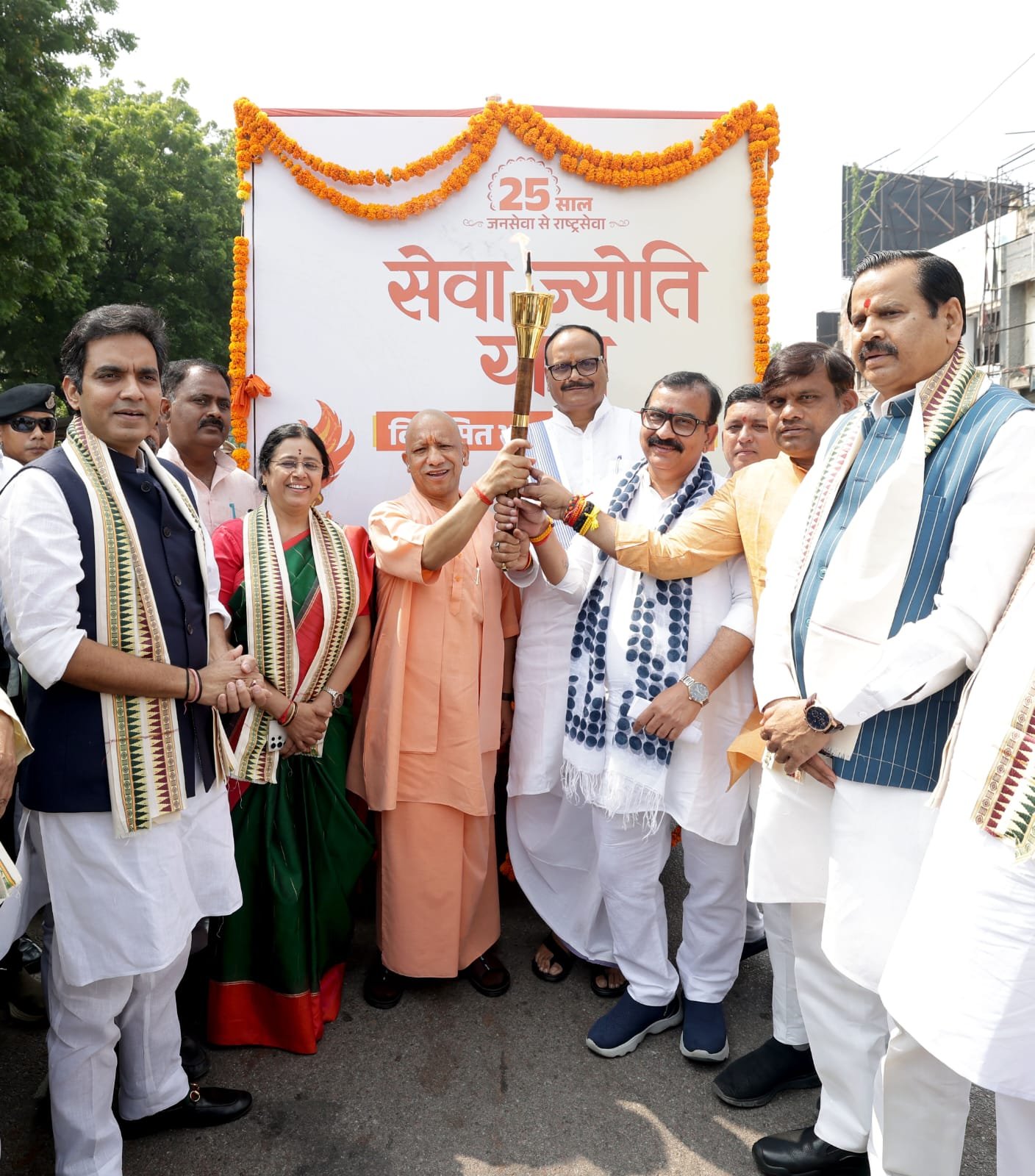 सेवा के 25 वर्ष पूरे, ‘गांव से ग्लोबल’ तक पहुंचा भारत : योगी