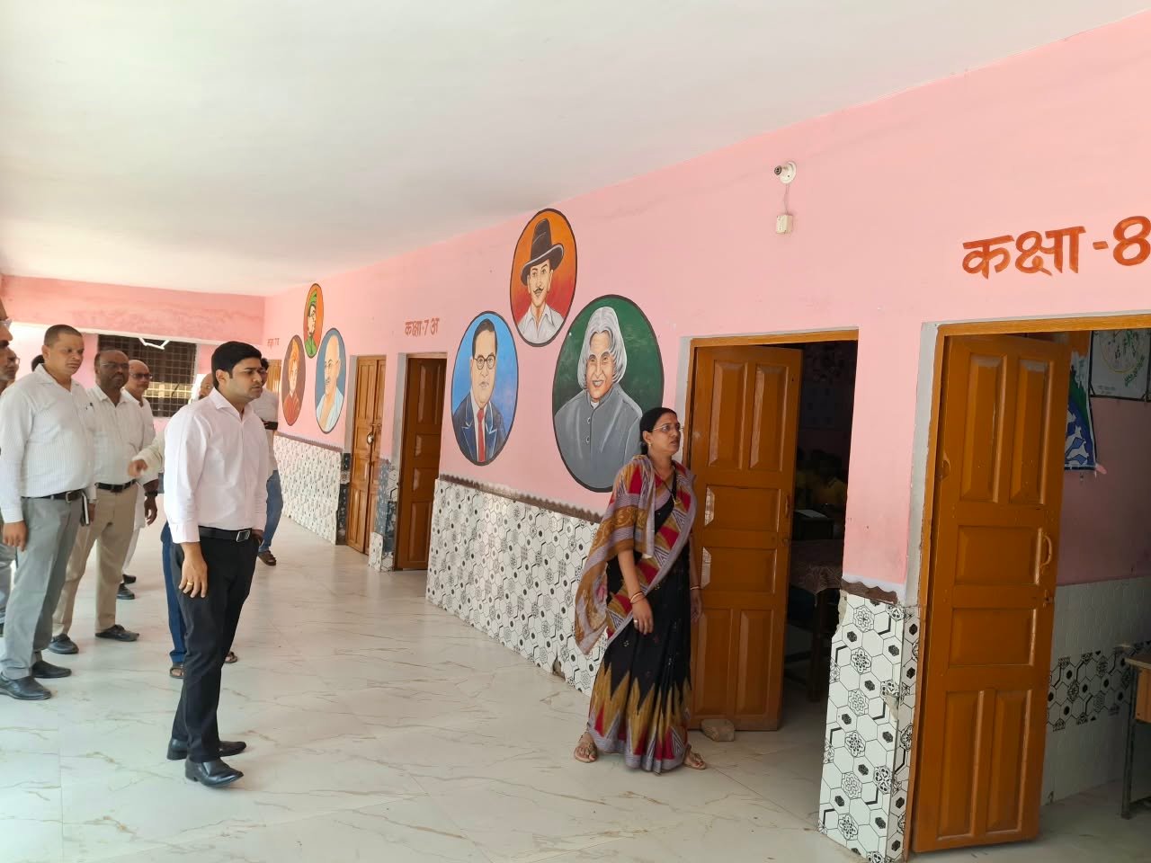 डीएम आनंद वर्धन का कंपोजिट विद्यालय गालिबपुर में औचक निरीक्षण, शिक्षा की गुणवत्ता पर जोर