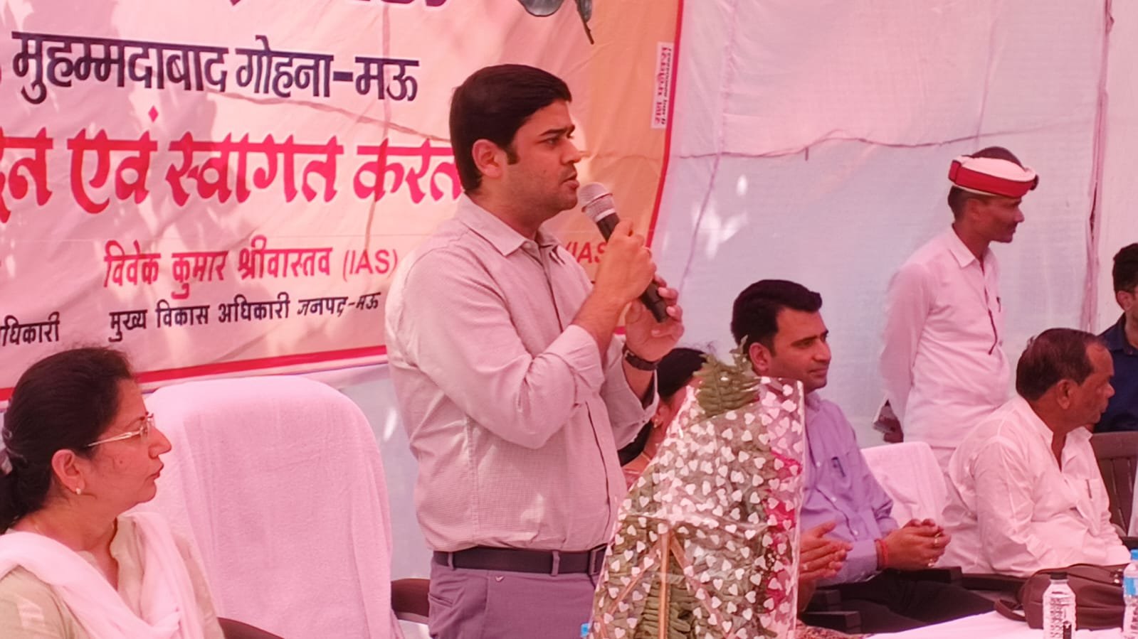 वृद्ध आश्रम में जब अपनों की कमी का दर्द दिखा, जिलाधिकारी ने थामा बुजुर्गों का हाथ