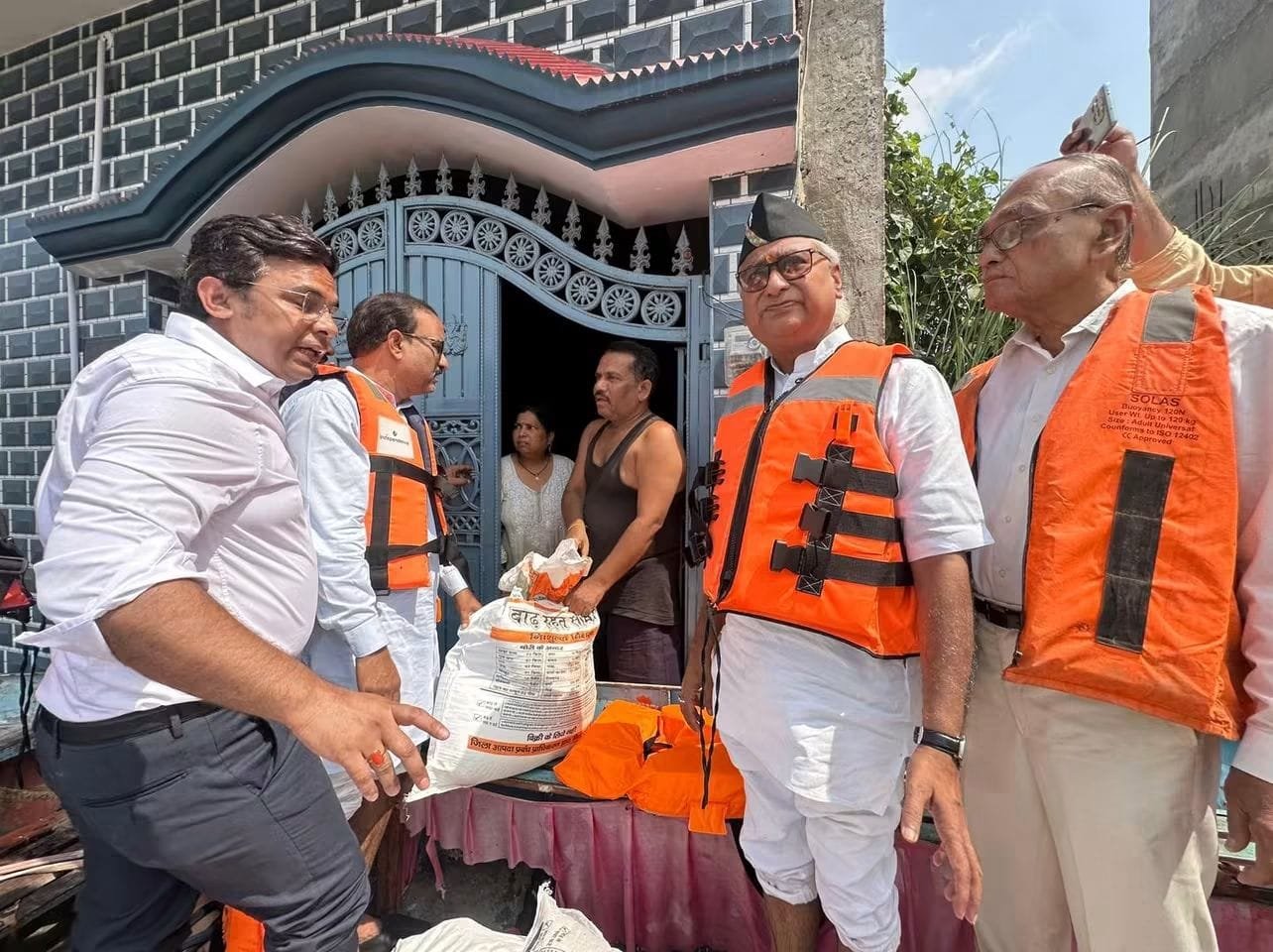 नावों से घर-घर राहत, अब गोमती किनारे बनेगा सुरक्षा कवच