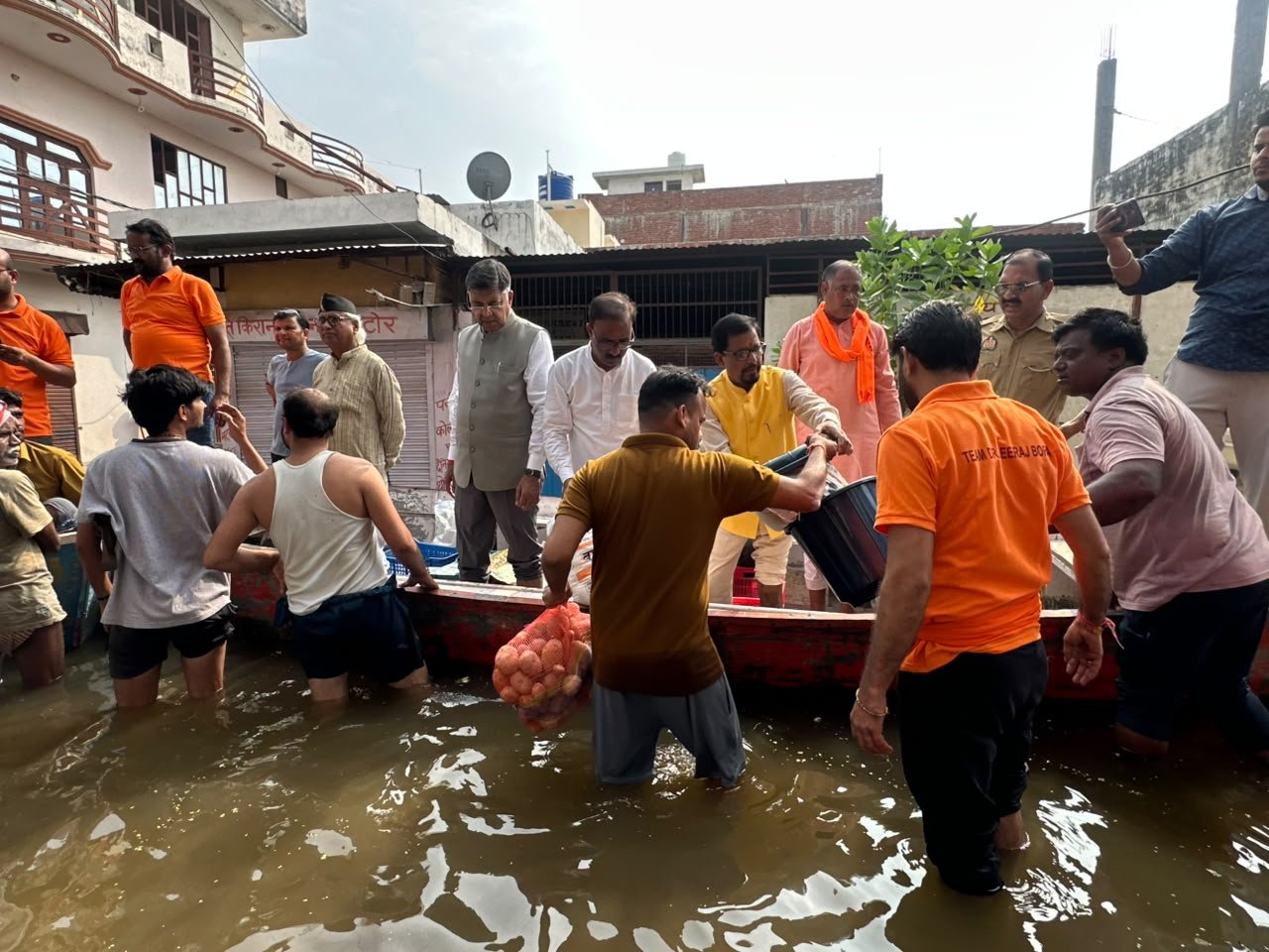 संकट की घड़ी में लखनऊ के बाढ़ पीड़ितों के साथ खड़े राजनाथ सिंह, राहत से लेकर सुरक्षा तक हर पहलू पर नजर