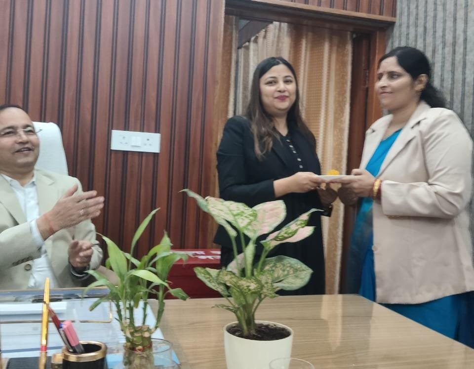 स्थायी लोक अदालत की सदस्य बनीं स्नेहलता त्रिपाठी, जनपद न्यायाधीश ने दिलाया पदभार